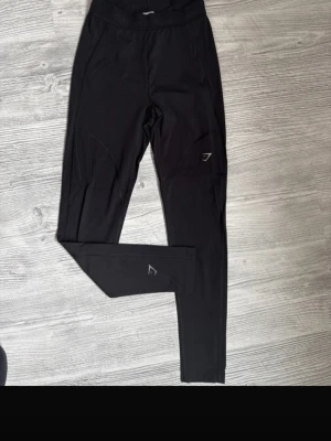 Svarta träningstights från Gymshark - Snygga svarta träningstights från Gymshark med diskret logga på benet. Running leggings heter modellen. 