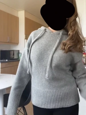 Zara Hoodie  - Jätte fin grå zara hoodie som är skön o varm💕