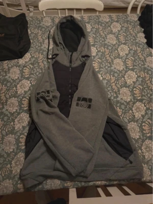 Sail racing jacka/hoddie - Hejsan,   Säljer nu denna tröjan/jackan i bra skick och storlek M