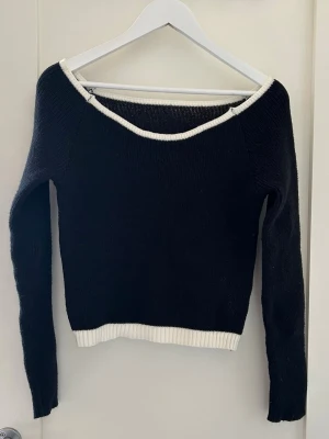Stickad tajt topp  - Svart långärmad topp me vita detaljer i storlek S. Använd ett fåtal gånger men hel och fin 