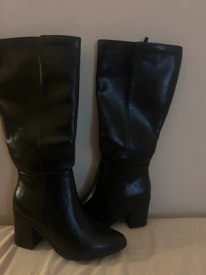Svarta knähöga boots med klack - Jätte snygga boots aldrig använt, klackhöjden är 5-6 cm ❤️ jätte sköna 