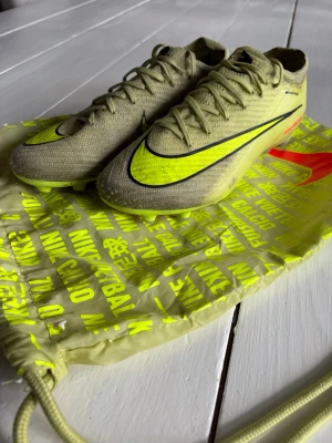 Nike Mecurial vapor 16 elite - Säljer dessa riktigt schyssta dojorna köpta från Unisportstore. Inte använt överdrivet mycket men kan synas. Elite version för Ag-pro, storlek 42. Påse ingår