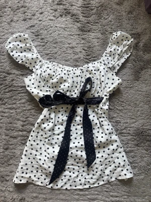 Polka dot babydoll från Hollister  - Supersöt polka dot babydoll topp med en prickig band. Blusen har korta puffärmar och en luftig passform som ger en romantisk vibe. Perfekt nu inför sommar! Inte tillgänglig längre på Hollister hemsida💞.  Storlek M men passar mer som S