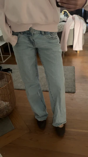 Ljusblåa raka jeans - Säljer ett par ljusblå jeans med rak passform. Jeansen har låg midja!