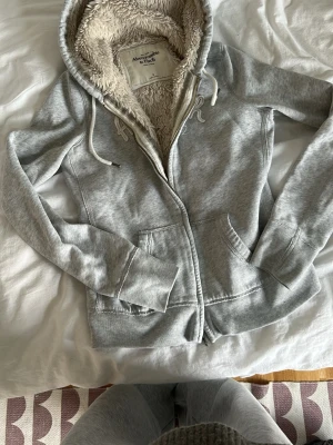 Grå hoodie från Abercrombie & Fitch - Jättefin vintage hoodie! Den är storlek M men jag skulle snarare säga S eller XS 💞