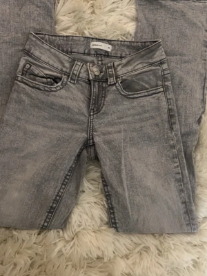 Gina tricot perfect jeans  - Gråa oanvända jeans i storlek 34 ifrån Gina tricot i modellen ”perfect jeans” 