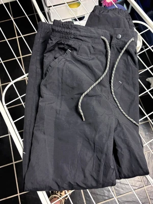 Nya Gymshark utebyxor  - Högmidja , tunt material , perfekt till skogen. Oanvända . Passar S och M också