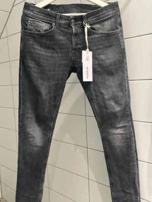Dondup George  - Säljer nu dessa Dondup med klassisk femficksdesign med grymt snygg tvätt. Jeansen har en smal passform och är tillverkade i stretchigt denim för extra komfort. Perfekta för en trendig och avslappnad look. Köpta från united fashion för 3700, säljer dom då dom är för små, mitt pris 899, storlek 31 