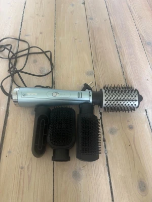 Värme borste med olika funktioner  - Varmluftsborste från Babyliss med olika munstycken. Fungerar jätte bra och har olika ”grader”. Säljes då den inte kommer till användning💕