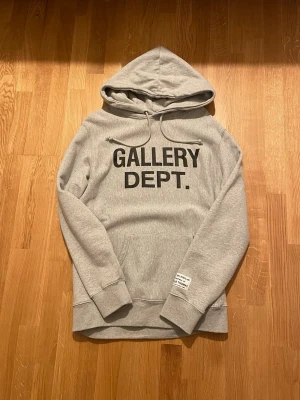 Gallery Dept Hoodie - Nu säljer jag min Gallery Dept Hoodie. Hoodien är storlek M. Hoodien är använd under ett tillfälle!