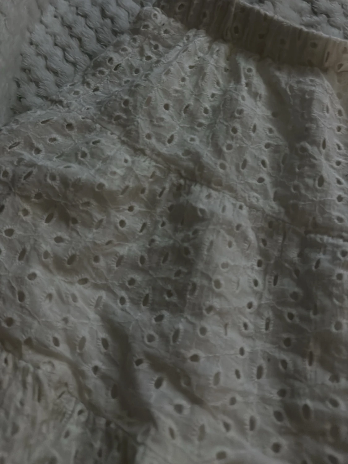 Vit kort kjol med volang  - 1