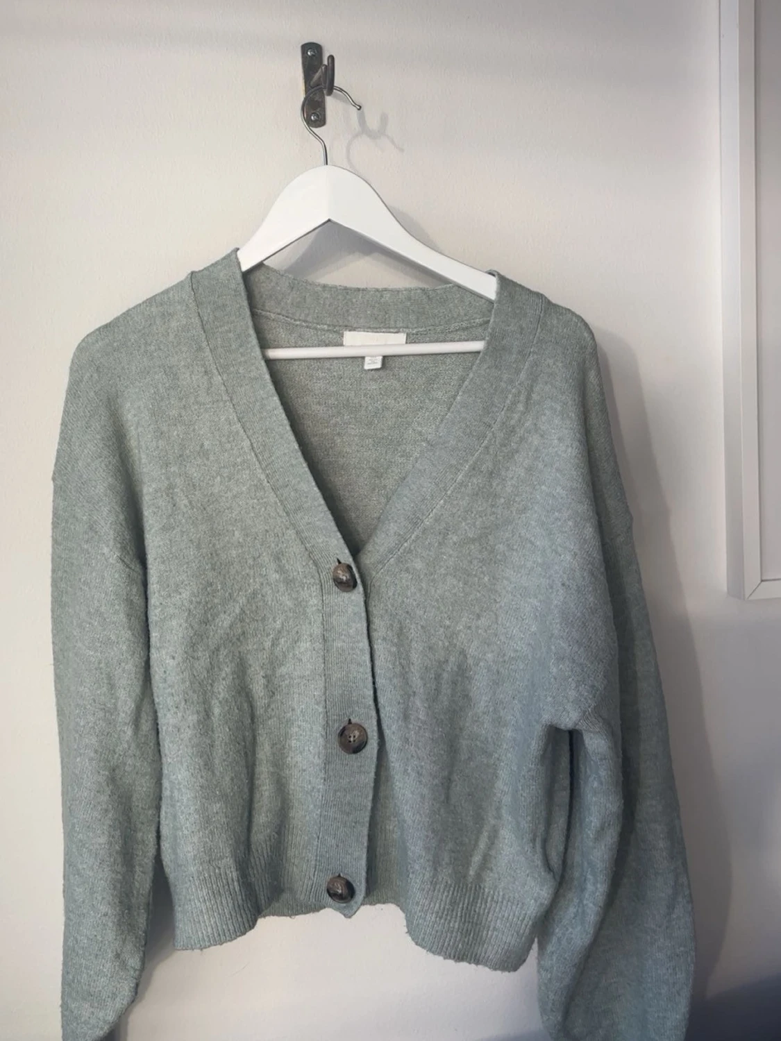 Ljusgrå kofta med stora knappar