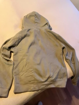 Syna world hoodie - En syna world hoodie som säljs då den är för liten för mig, har ni frågor osv ba ställ dom!