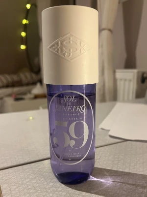 Sol de Janeiro Cheirosa 59 Body Mist - Sol de Janeiro Cheirosa 59 är en body mist i en snygg lila plastflaska med vit kork. Doften har inslag av vaniljorkidé, viol och sandelträ. Nypris för hela 240ml av flaskan är 499 kr, Ungifär 200ml kvar eller 80% av hela flaskan. Perfekt för någon som gillar söta och blommiga dofter med inslag av söt vanilj 