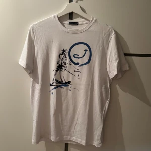 Jacob Cohen - T shirt  - Tjena, säljer nu denna riktigt feta T-shirten från Jacob Cohen. Den är i princip i nyskick, bara använd några gånger. Den är rätt exklusiv då den är rätt svår att få tag på. Släng iväg ett dm för frågor eller mera 🍾🙌