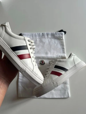 Moncler skor - Säljer ett par Moncler skor i mycket bra skick, storlek 42 och med en dustbag. Ny pris 5000kr mitt pris endast 1200kr! Hör av er vid frågor. Först till kvarn! Mvh Viktor😊🙌