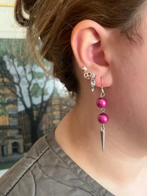 Rosa handgjorda pärlörhängen med nitar  - Jag skapar dessa örhängen av noggrant utvalda pärlor från secondhand – ett medvetet val för att ge vackra material ett nytt liv.  Eftersom pärlorna är återbrukade kan små märken eller färgskiftningar förekomma på t.ex. metallen. Undvik kontakt med vatten för att bevara smyckena så fina som möjligt. Alla örhängen är handgjorda och säljs i par 💖🫶🏻⚜️