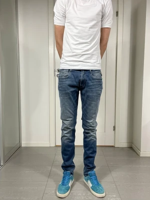 Replay Anbass Jeans - Säljer nu dessa Replay Anbass Jeans i fint skick bortsett ifrån litet slitage, skriv för fler bilder/frågor🙌🏼