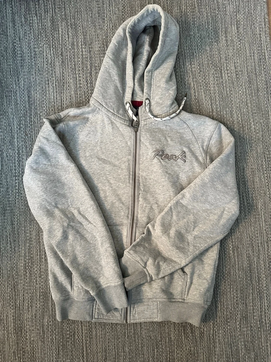 Grå zip hoodie från Reak