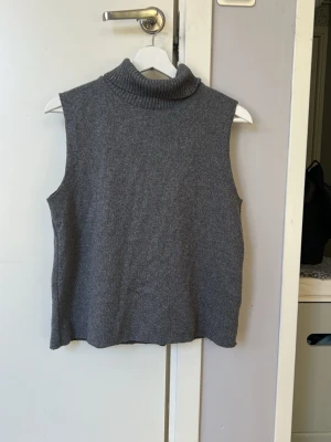 Grå stickad poloväst från Zara - Säljer en mysig grå stickad tröja från Zara med hög polokrage💕💕Tröjan har en enkel, rak passform och är ärmlös vilket gör den superenkel att styla.💕💕I mycket bra skick💕💕Jag säljer den för 60 kr💕💕Hör av er vid intresse💕💕