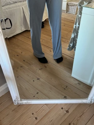 Ljusblå ribbade loungebyxor - Säljer ett par ljusblå loungebyxor med rak passform och ribbad struktur. Byxorna har resår i midjan för extra komfort och är perfekta för avslappnade dagar hemma. Materialet ser mjukt och stretchigt ut, vilket gör dem riktigt sköna att bära.