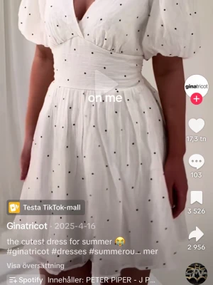 Vit prickig omlottklänning Gina Tricot - Supersöt vit omlottklänning från Gina Tricot, använd 1 gång, säljs inte längre. Ny pris 700 kr!💗