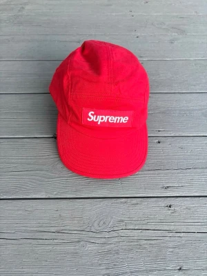 Supreme Keps - Säljer en röd Supreme Washed Chino Twill Camp Cap. Kepsen är i mycket fint skick och sparsamt använd. Klassisk modell i en snygg röd färg som lyfter vilken outfit som helst och passar perfekt till vardags.  One size med justerbar passform. Hör gärna av dig vid frågor eller om du vill ha fler bilder//Felkannn