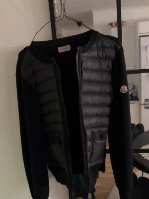 cardigan från Hm - hejsan! säljer min cardigan bra kvalite topp rep,  dam som är jätte bra skick. säljs billigt för snabb affär storlek M dam