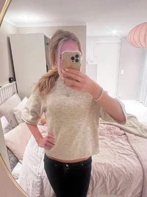 Beige stickad tröja - Säljer en beige stickad topp från Gina Tricot i storlek XS. Hör av er för frågor använd typ 1-2 gånger inga tecken på användning🤎