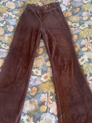 Bruna mjukisbyxor i velour - Säljer ett par bruna mjukisbyxor med utsvängda ben. Pris går som vanligt att diskutera 💞💞 