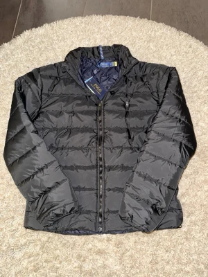 Ralph lauren jacka - Helt ny ralph lauren jacka i strl M och färgen svart. Perfekt nu till våren då den är lite tunnare!