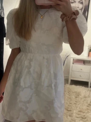 Vit klänning med puffärm ginatricot - Superfin vit kortklänning med puffiga kortärmar och strukturmönster i tyget. Klänningen har markerad midja och rund halsringning, perfekt inför studenten! Storlek 34, ny med prislappen på🥰(Alla bilder är mina egna förutom första)