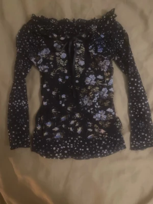 blommig topp  - blommig topp som knyts upptill, köpt second hand