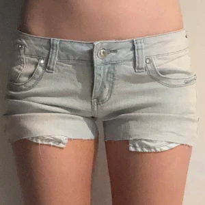 Ljusblå jeansshorts  - Midjemått rakt över: 39 cm S/M