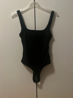 Svart body från ZARA - Svart body i storlek S från Zara. Använd några gånger bara. 