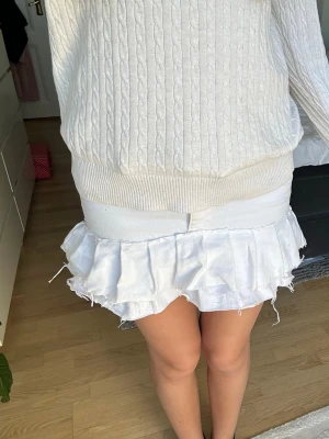 Vit jeanskjol volang - Jättesnygg vit volangkjol som tyvärr inte kommer så mycket till användning. Jag har själv sytt den o jag skulle säga att den är ungefär i storlek S. Perfekt till sommaren!💞💞