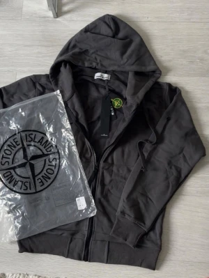 Stone Island tröja - Stone Island kofta, helt ny oanvänd med lapp. Skriv vid funderingar!