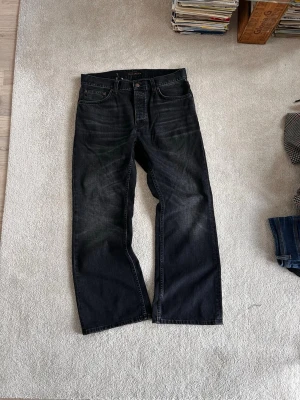 Flare Glenn Nudie  - Knappt använda flared Glenn jeans från nudie! Perfectq bootcut modellen! Storlek 32x30 riktigt snygga svarta jeans