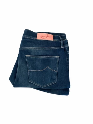 Mörkblå jeans från Jacob Cohen - Snygga mörkblå jeans från Jacob Cohen med klassisk femficksmodell och kontrastsömmar. Jeansen har en rosa patch med logga bak i midjan och är tillverkade i mjuk denim. Perfekta för en trendig och avslappnad stil.