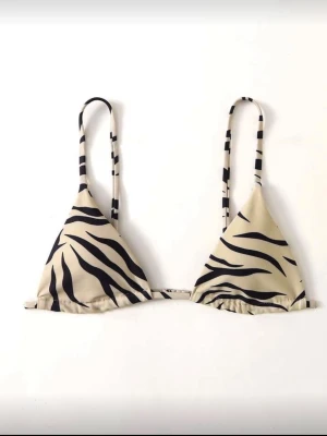 Zebramönstrad bikini - Helt ny bikini med fint zebra mönster. Ej testad då jag råkade köpa två, plastskyddet i underdelen är kvar och tog bara ut från förpackning för att fota🫶