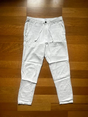 Selected Homme Linnebyxor - Säljer ett par snygga och klassiska linnebyxor från Selected Homme. Perfekta till sommaren ☀️🏝️