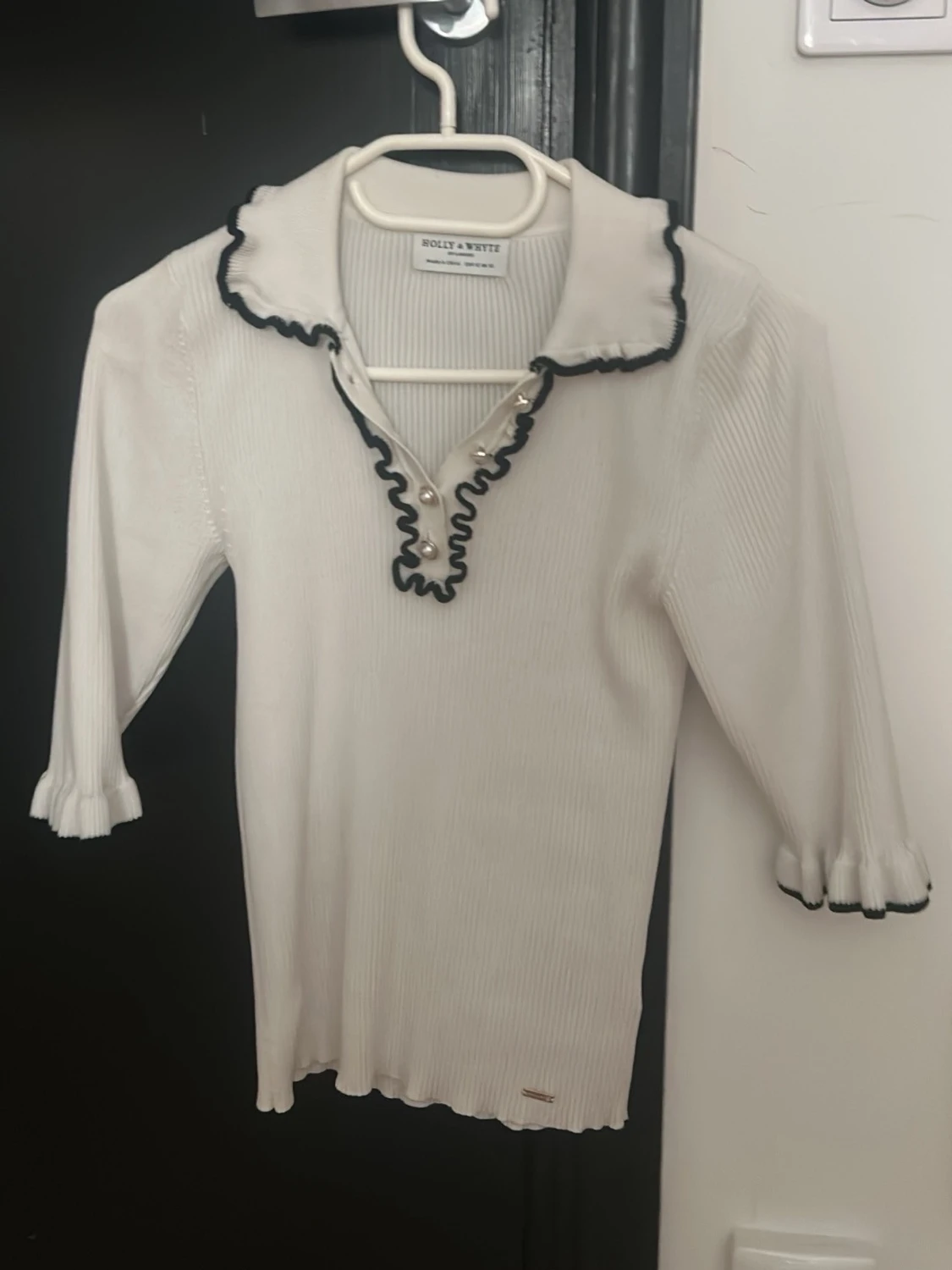 Vit blus med svarta detaljer - 2