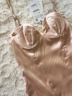 Champagnefärgad body - Säljer en snygg champagnefärgad body från Zara. Har tagit av lappen och den är använd en gång Hör av er för frågor❤️