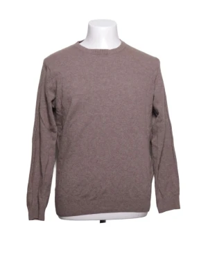 Beige stickad tröja Oscar Jacobson - Klassisk beige stickad tröja från Oscar Jacobson i storlek M. Tröjan har rund halsringning, långa ärmar och ribbade muddar vid ärmslut och nederkant. Perfekt för lager på lager och enkel att matcha med olika outfits.