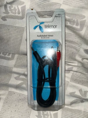 Telenor audiokabel stereo RCA till 3,5 mm - Säljer en audiokabel stereo från Telenor, perfekt för att koppla ihop mobil eller dator med förstärkare eller högtalare. Kabeln har RCA-kontakter (röd och vit) till 3,5 mm kontakt. Svart kabel i plast, levereras i originalförpackning.