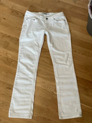 Vita low waist Zara Jeans - Jättefina lågmidjade Zara jeans. Säljer pga de tyvärr blivit försmå. Längst ned bak på jeansen är det lite fläckar men går säkert bort i en till tvätt!🥰🥰