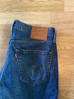 Blå Levi's jeans med raka ben - Ett par Levis 514 jeans som blivit för små, några år gamla men inte särkilt slitna och ser fortfarande fräscha ut. Bara att höra av sig om man är intresserad👍