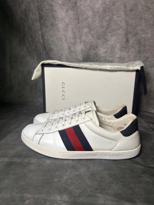 Gucci ace sneakers - Mycket fint skick | box och dustbag medföljer | size 8 vilket motsvarar 42 | frakt inom 24 timmar 