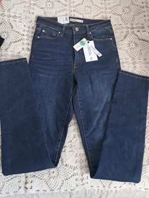 Mörkblå hailey high waist jeans från Cubus - Snygga mörkblå high waist jeans från Cubus modell Hailey. Jeansen har raka ben. Perfekta för dig som gillar en tidlös och enkel stil.