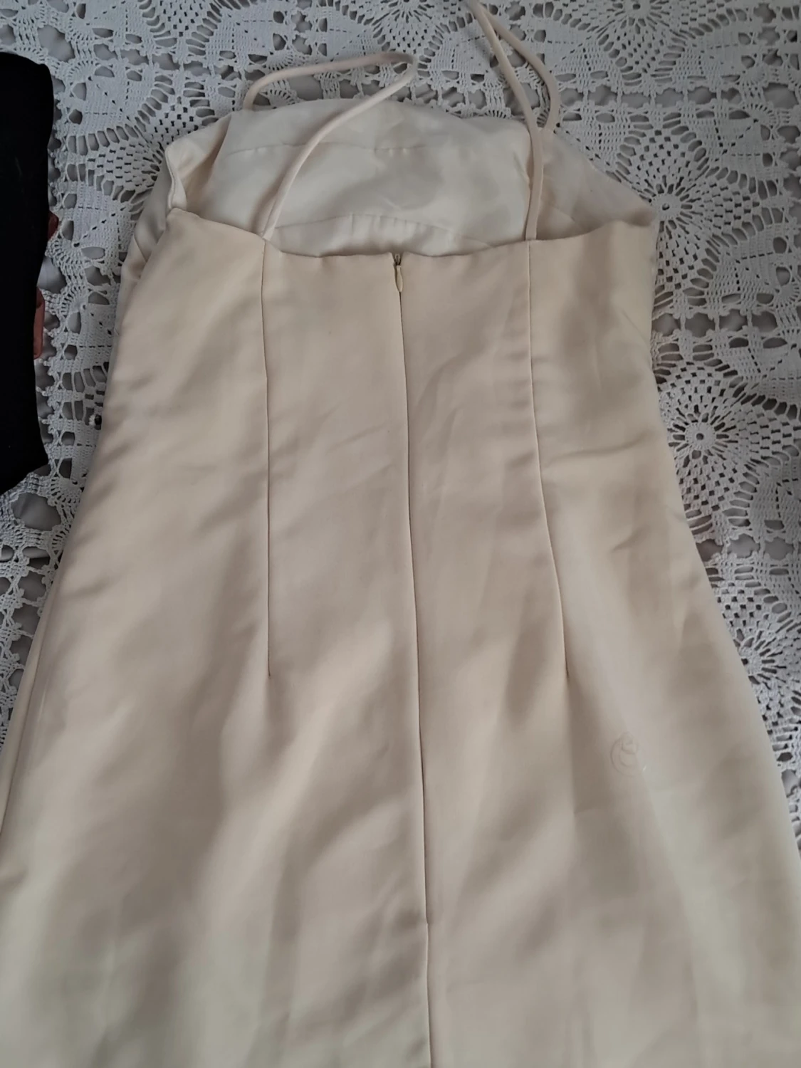 Champagnefärgad kort klänning med pärldetaljer - 3